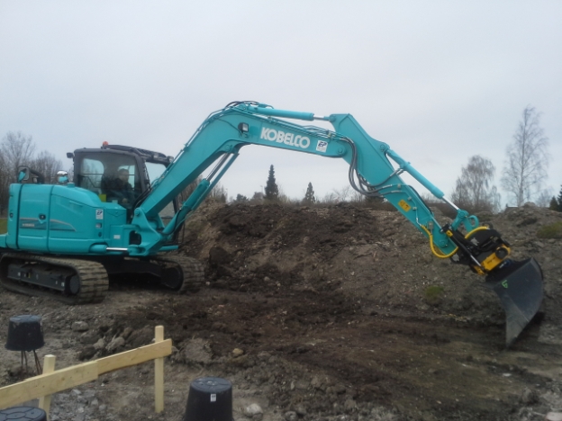 Gravemaskine Kobelco SK85SR med Niels Sølvkær i kabinen