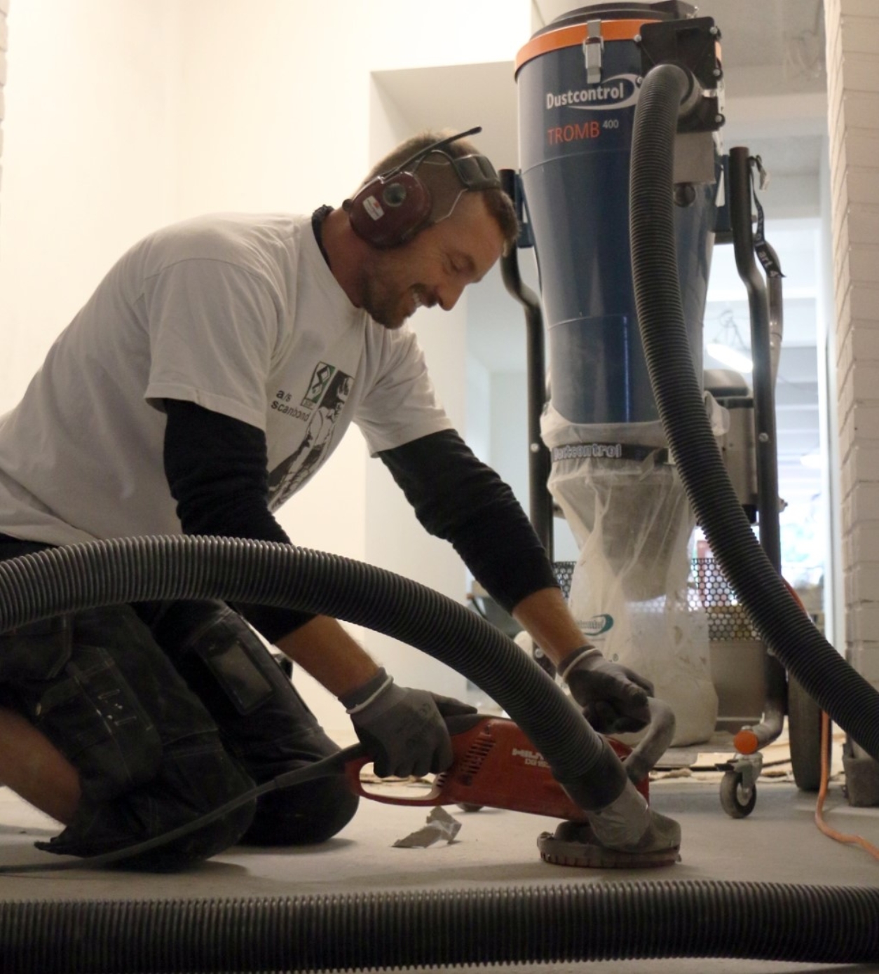 Glenn fra Scanbond benytter sig af støvsugeren Dustcontrol DC Tromb 400L